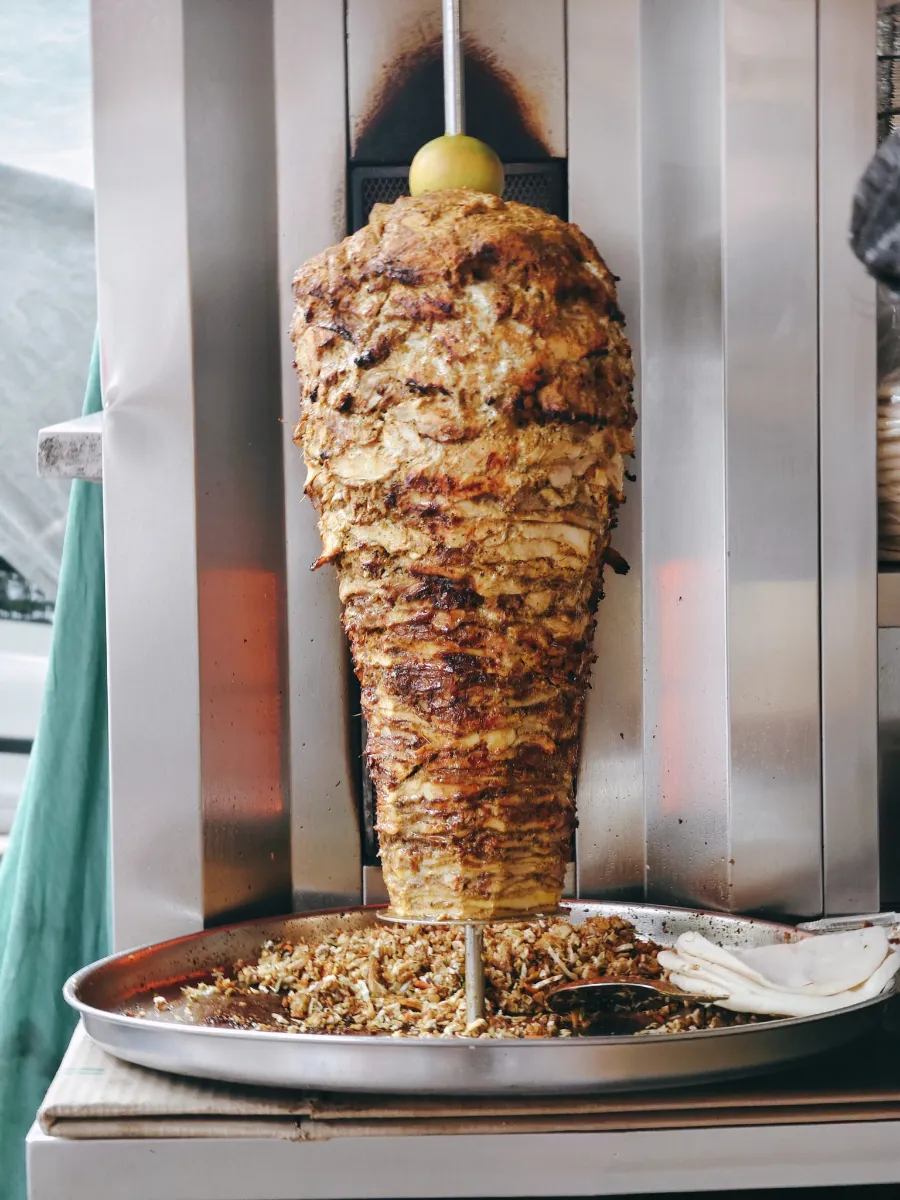 Goldbraun gegrillter Dönerspieß