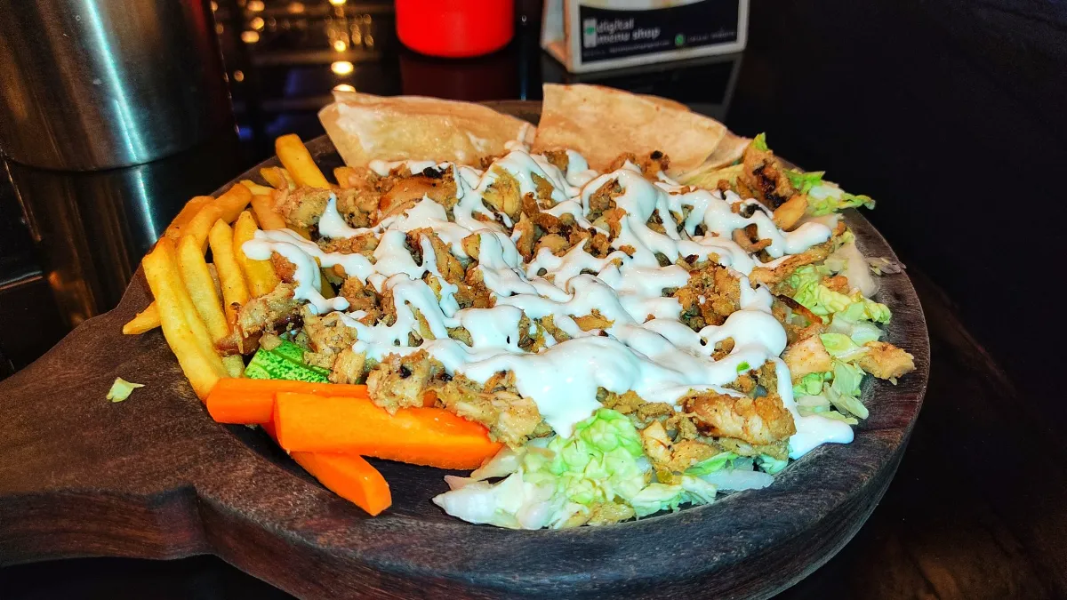 Döner-Teller mit Pommes, Salat und Soße