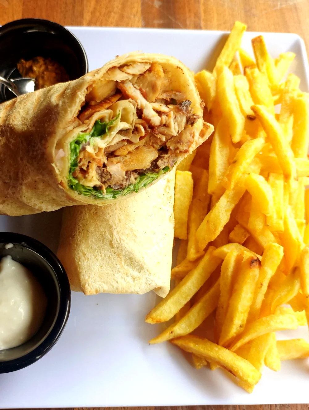 Aufgeschnittener Dürüm mit Pommes